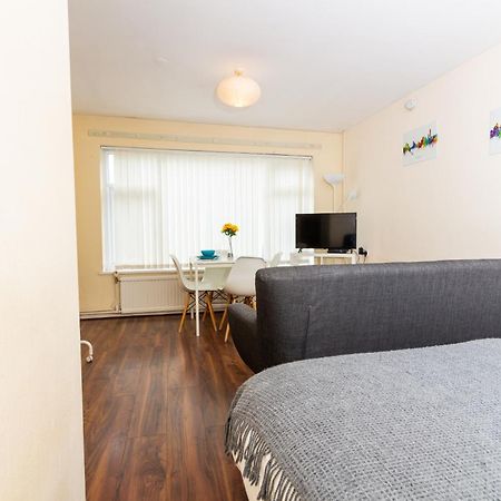 Studio In Stretford With Great Transport Links Apartment Manchester Ngoại thất bức ảnh