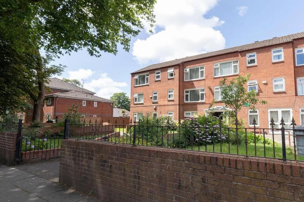 Studio In Stretford With Great Transport Links Apartment Manchester Ngoại thất bức ảnh